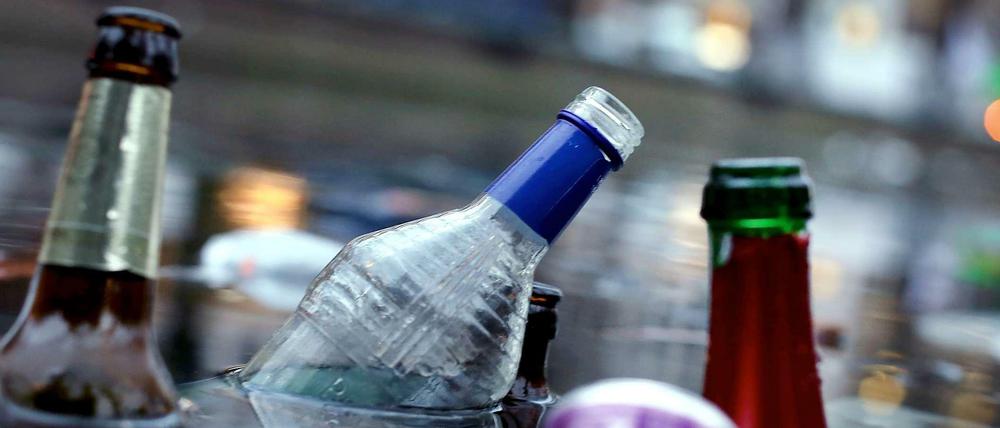 Eine ganze Badewanne voll mit Bier, Wein und Schnaps trinkt durchschnittlich jeder Deutsche jährlich aus. 