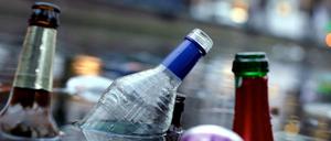 Eine ganze Badewanne voll mit Bier, Wein und Schnaps trinkt durchschnittlich jeder Deutsche jährlich aus.