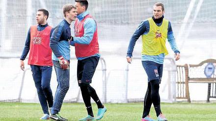 Kontakt im Sport. Herthas Thomas Kraft (2. v. l.) sagt Pierre-Michel Lasogga (r.) die Meinung, der ihn am Bein erwischt hat. Sandro Wagner (2. v. r.) schlichtet. 