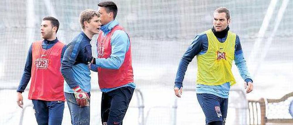Kontakt im Sport. Herthas Thomas Kraft (2. v. l.) sagt Pierre-Michel Lasogga (r.) die Meinung, der ihn am Bein erwischt hat. Sandro Wagner (2. v. r.) schlichtet. 