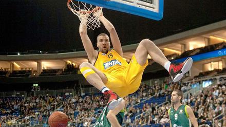 Center Albert Miralles bekam bisher selten die Chance, sich bei Alba in die "Starting Five" zu dunken.