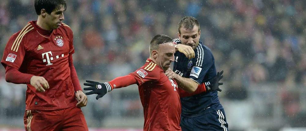 In Abwehrstellung. Bayerns Franck Ribery (M.) gegen Hamburgs Rafael van der Vaart (r.). Javi Martinez kann gegen Juventus nicht helfen, der Spanier fehlt gesperrt.