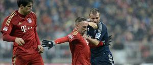 In Abwehrstellung. Bayerns Franck Ribery (M.) gegen Hamburgs Rafael van der Vaart (r.). Javi Martinez kann gegen Juventus nicht helfen, der Spanier fehlt gesperrt.