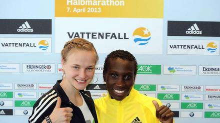 Die Kenianerin Philes Ongori posiert für den Berliner Halbmarathon mit Anna Hahner (l.), Deutschlands Läuferin des Jahres 2012.