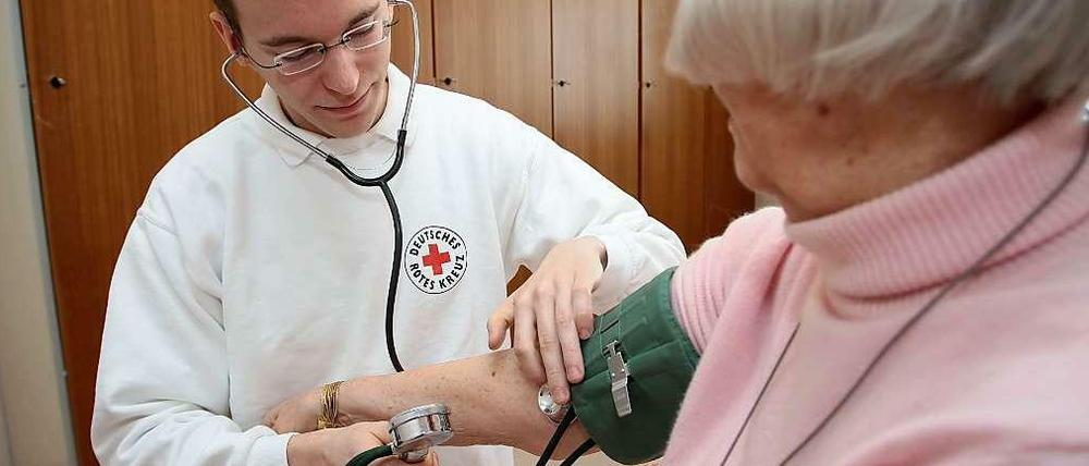 Der Hausnotdienst ist für Menschen gedacht, die ein eigenständiges Leben führen können, sich aber für den Notfall absichern wollen. Die Kosten betragen je nach Anbieter rund 20 Euro monatlich. 18,36 Euro zahlt die Pflegekasse für Pflegebedürftige der Stufen 1 bis 3.