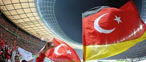 Kaum ein Verhältnis ist so emotionsgeladen, wie das zwischen Deutschland und der Türkei - dabei läuft es im Alltag oft so entspannt ab, wie hier bei einem EM-Spiel.