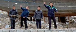 Nordkoreanische Kinder werfen Steine in den Yalu-Fluss an der nordkoreanisch-chinesischen Grenze bei Sinuiju und Dandong.