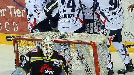 Die Eisbären sind nach drei Siegen aus drei Spielen gegen Krefeld in das Finale um die Deutsche Eishockeymeisterschaft eingezogen.
