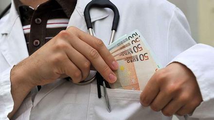 Patienten sollten ihren Ärzten vertrauen können. Deshalb müht sich die Politik nun um ein Korruptionsverbot.