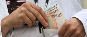 Patienten sollten ihren Ärzten vertrauen können. Deshalb müht sich die Politik nun um ein Korruptionsverbot.