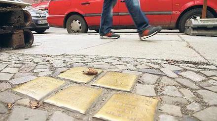 Erinnerung im Alltag. Die Stolpersteine in der Oranienstraße erinnern an Else Goldenstein, Walter Lustig, Alfred, Erna und Dieter Hohenstein.
