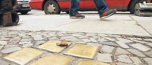 Erinnerung im Alltag. Die Stolpersteine in der Oranienstraße erinnern an Else Goldenstein, Walter Lustig, Alfred, Erna und Dieter Hohenstein.