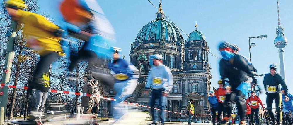 Sportlich, sportlich. Mehr als 21 Kilometer müssen beim Halbmarathon absolviert werden. Schneller unterwegs als die Läufer durch eine Stadt voller Verkehrssperrungen waren am Sonntag nur die Skater. Unterdessen starb ein junger Mann, der kurz vorm Ziel zusammengebrochen und dann reanimiert worden war, in der Charité in Mitte. Fotos: dpa