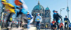 Sportlich, sportlich. Mehr als 21 Kilometer müssen beim Halbmarathon absolviert werden. Schneller unterwegs als die Läufer durch eine Stadt voller Verkehrssperrungen waren am Sonntag nur die Skater. Unterdessen starb ein junger Mann, der kurz vorm Ziel zusammengebrochen und dann reanimiert worden war, in der Charité in Mitte. Fotos: dpa