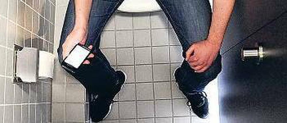 So bitte nicht. Bei mehrstündigen Abiturklausuren dürfen Schüler selbstverständlich zwischendurch auf die Toilette – und so ein Smartphone lässt sich leicht verstecken. 