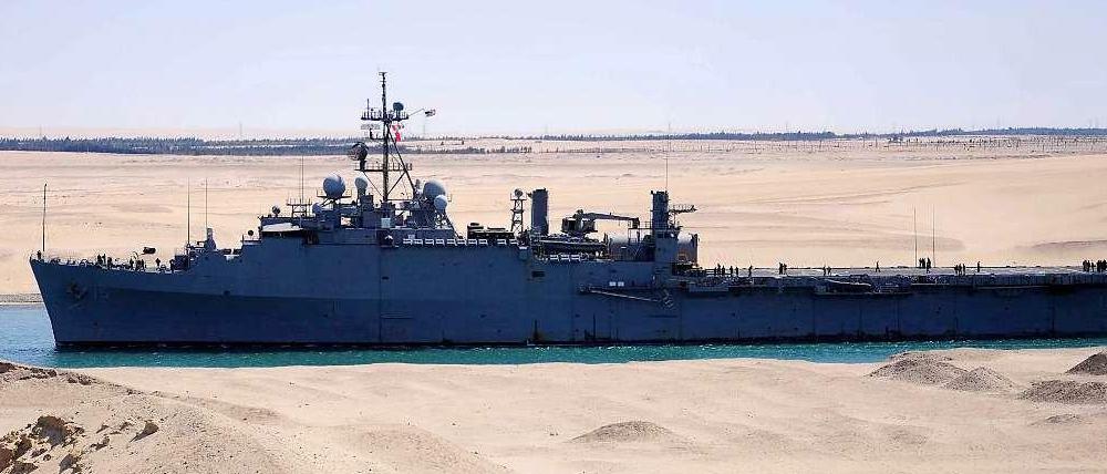 Die Laserkanone soll auf dem Kriegsschiff USS Ponce - hier bei einer Fahrt durch den Suezkanal -.getestet werden.