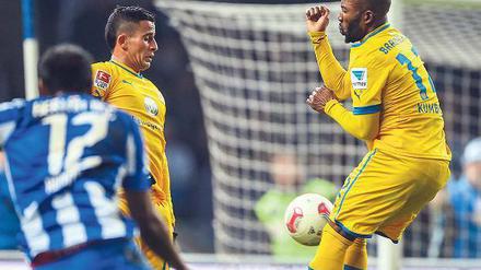 Bahn frei. Ronny (links) erzielt das 1:0 für Hertha BSC, Omar Elabdellaoui und Domi Kumbela (rechts) stehen Spalier.Foto: dpa