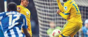Bahn frei. Ronny (links) erzielt das 1:0 für Hertha BSC, Omar Elabdellaoui und Domi Kumbela (rechts) stehen Spalier.Foto: dpa