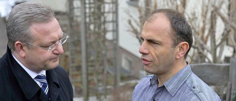 Innensenator Frank Henkel besucht den Vater des Ermordeten, Ahmet Bektas.