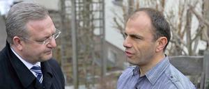 Innensenator Frank Henkel besucht den Vater des Ermordeten, Ahmet Bektas.