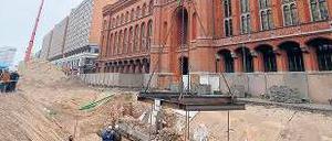 Bald verschwunden. Die Rathausfassade wird mit einer Plane geschützt.