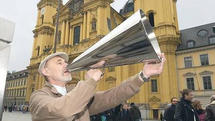 Megafon-Mann. Täglich zur Mittagszeit erinnert dieser Herr auf dem Odeonsplatz in München in Form einer Kunstperformance an die Nazizeit.