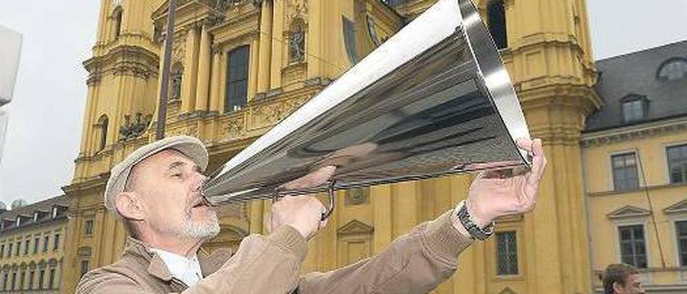 Megafon-Mann. Täglich zur Mittagszeit erinnert dieser Herr auf dem Odeonsplatz in München in Form einer Kunstperformance an die Nazizeit.