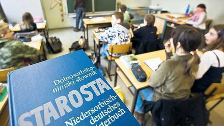 Bilingual. Im Niedersorbischen Gymnasium in Cottbus wird die Sprache der slawischen Minderheit gelehrt.