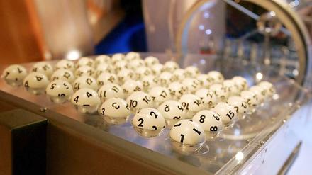 Die Lotto-Kugeln kurz vor dem Spiel (Archiv). 