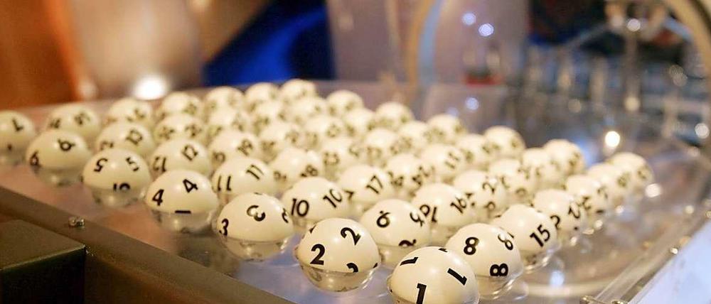 Die Lotto-Kugeln kurz vor dem Spiel (Archiv). 