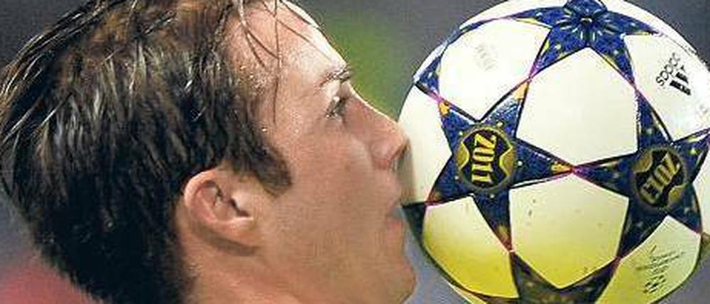 Wirst du wohl reingehen! Mario Götze und der ihm sonst so zugetane Ball durchlebten in Malaga eine kleine Beziehungskrise. 