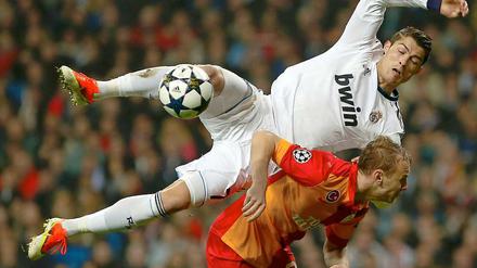 Obenauf. Real Madrid mit Torschütze Ronaldo ließ gegen Galatasaray Istanbul (im Bild Semih Kaya) nichts anbrennen.