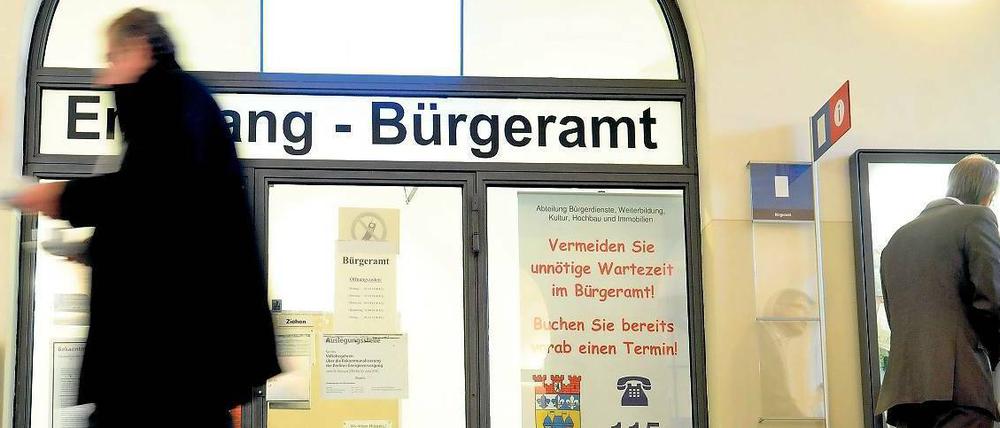 Schwieriger Behördengang. Auch wenn in den Verwaltungen Deutsch die Amtssprache ist, haben viele Bezirke in ihren Wirtschaftsförderungsabteilungen Mitarbeiter, die mit internationalen Investoren Englisch sprechen können.