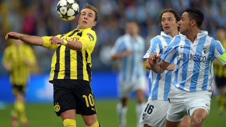 Mario Götze (l.) behauptet in dieser Szene gut den Ball und verblüfft damit augenscheinlich auch seine Gegenspieler Manuel Iturra und Weligton.