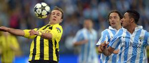 Mario Götze (l.) behauptet in dieser Szene gut den Ball und verblüfft damit augenscheinlich auch seine Gegenspieler Manuel Iturra und Weligton.