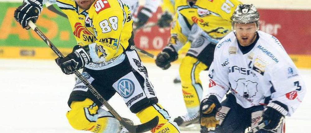 Spiel gedreht. Im ersten Drittel liefen die Krefelder um Martin Schymainski (l.) Jim Sharrows Eisbären immer wieder davon. Am Ende aber siegten die Berliner. Foto: dpa