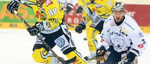 Spiel gedreht. Im ersten Drittel liefen die Krefelder um Martin Schymainski (l.) Jim Sharrows Eisbären immer wieder davon. Am Ende aber siegten die Berliner. Foto: dpa