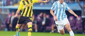 Schuss ohne Glück. Mario Götze (links) suchte immer wieder den Abschluss, ein Torerfolg blieb dem Dortmunder jedoch verwehrt. Foto: dpa