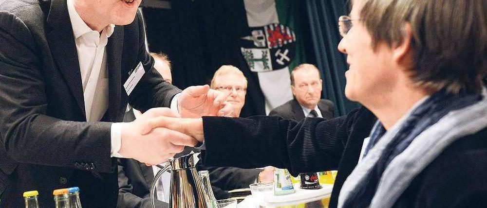 Glückwunsch, Herr Präsident. Herausforderin Sylvia Schenk war bei der Abstimmung der Delegierten des BDR in Gelsenkirchen ohne Chance gegen Rudolf Scharping. Foto: dpa