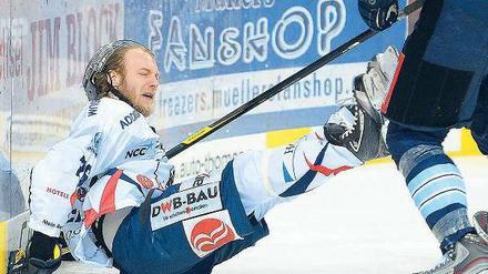 Hinfallen, aber wieder aufstehen. Florian Busch und die Eisbären müssen an diesem Montag die Niederlage im zweiten Play-off-Spiel gegen Hamburg verarbeitet haben.
