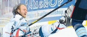Hinfallen, aber wieder aufstehen. Florian Busch und die Eisbären müssen an diesem Montag die Niederlage im zweiten Play-off-Spiel gegen Hamburg verarbeitet haben.