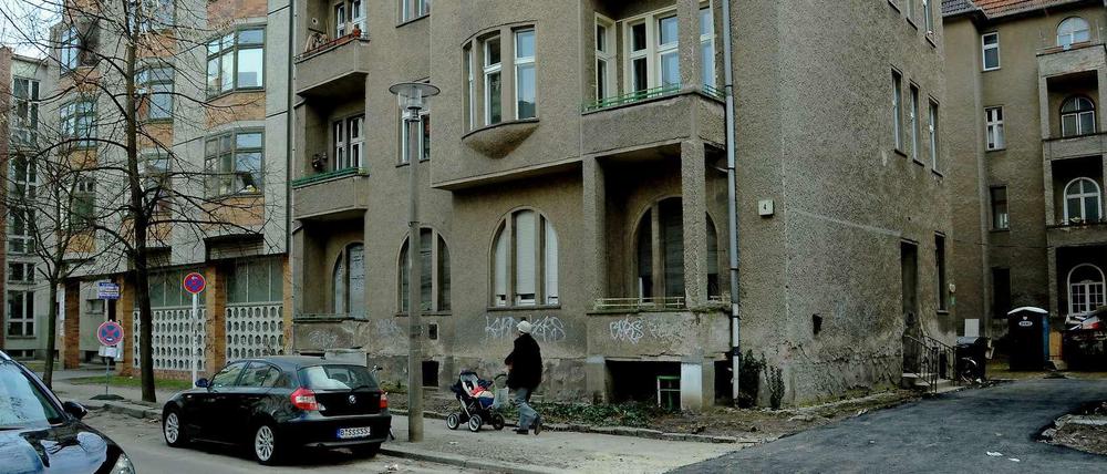 Das Haus in der Pestalozzistraße 4 wird komplett saniert. Das hat erhebliche Mietsteigerungen zur Folge.
