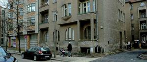 Das Haus in der Pestalozzistraße 4 wird komplett saniert. Das hat erhebliche Mietsteigerungen zur Folge.