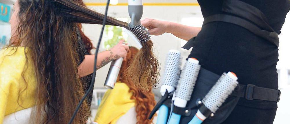 Abgeschnitten. Friseure haben mit 4,22 Euro bis 6,24 Euro pro Stunde einen der geringsten Tariflöhne in Berlin. Foto: dpa