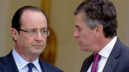 Einst galt Haushaltsminister Jerome Cahuzac (rechts) als Stütze der Regierung von Frankreichs Präsident Francois Hollande. Jetzt bringt er den Staatschef in Bedrängnis.