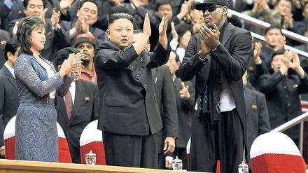 Beifall für den Staatsfeind? Dennis Rodman besuchte gemeinsam mit Kim Jong Un und dessen Frau in Pjöngjang ein Basketballspiel. Dabei wunderte er sich über den langanhaltenden Applaus für den nordkoreanischen Diktator.
