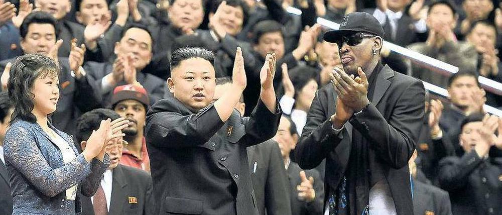 Beifall für den Staatsfeind? Dennis Rodman besuchte gemeinsam mit Kim Jong Un und dessen Frau in Pjöngjang ein Basketballspiel. Dabei wunderte er sich über den langanhaltenden Applaus für den nordkoreanischen Diktator.