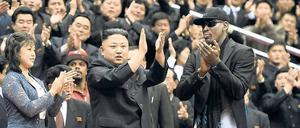 Beifall für den Staatsfeind? Dennis Rodman besuchte gemeinsam mit Kim Jong Un und dessen Frau in Pjöngjang ein Basketballspiel. Dabei wunderte er sich über den langanhaltenden Applaus für den nordkoreanischen Diktator.