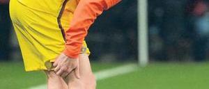 Es zwickt im Oberschenkel. Messi fällt voraussichtlich für zehn Tage aus. Foto: AFP