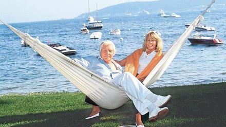 Gunter Sachs mit seiner Frau Mirja in ihrem Garten in St. Tropez. 